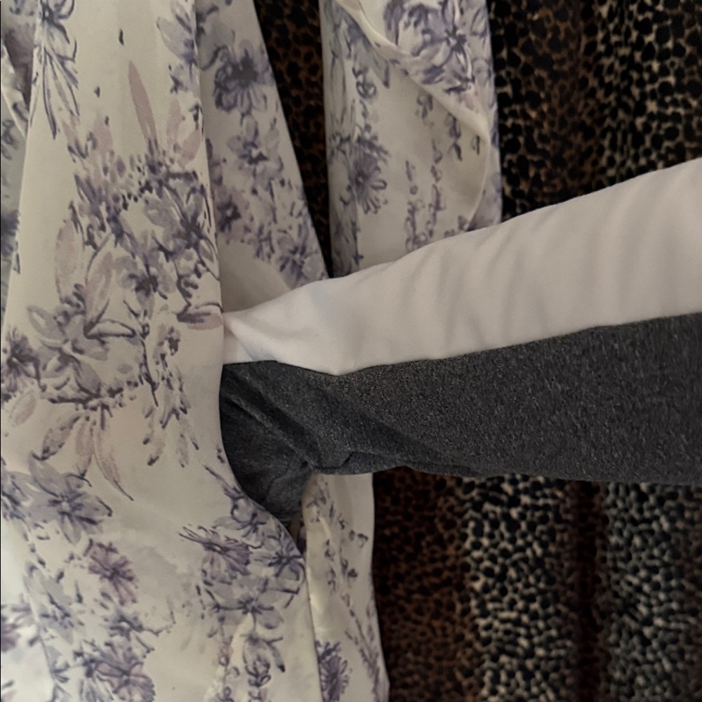 LC Lauren Conrad Lavender and White Floral Blouse - Picture 4 of 4